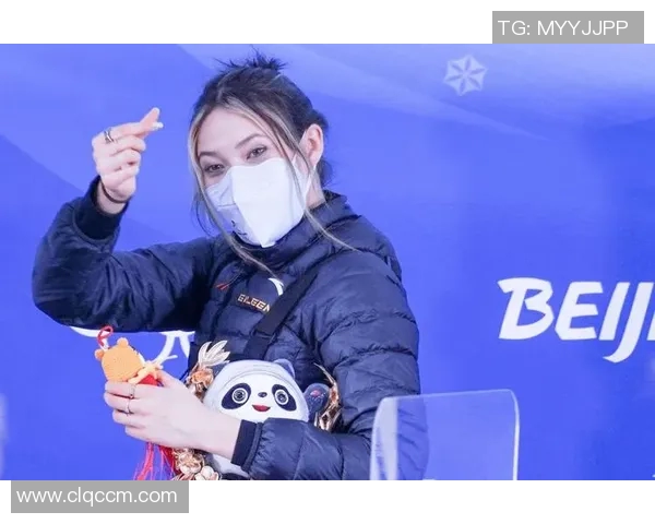 中国运动员夺金后向观众比心暖意满满赛场瞬间感动无数人 中国运动员夺金后向观众比心暖意满满赛场瞬间感动无数人