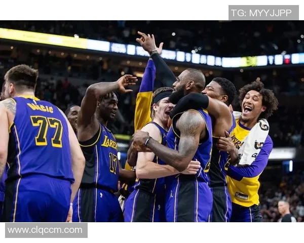 湖人赛场细节镜头曝光引发热议球员小动作成关注焦点 湖人赛场细节镜头曝光引发热议球员小动作成关注焦点